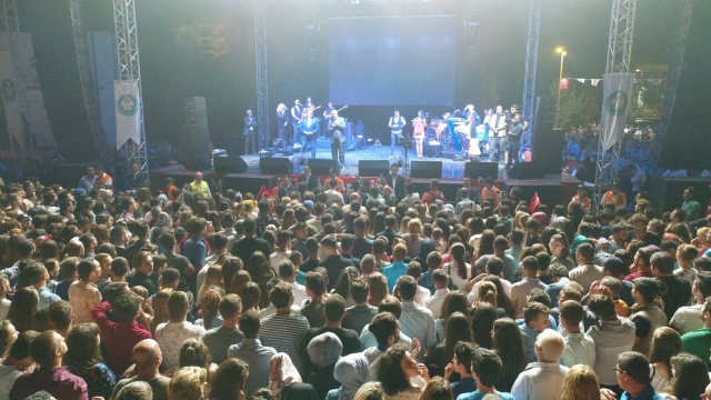 Akhisar'da konser veren Hande Yener yüzlerce kişiyi coşturdu.